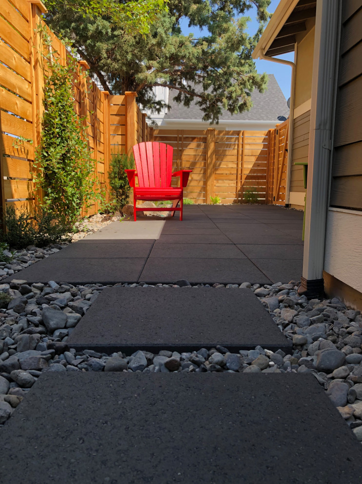 Idee per un piccolo patio o portico minimalista in cortile con pavimentazioni in cemento