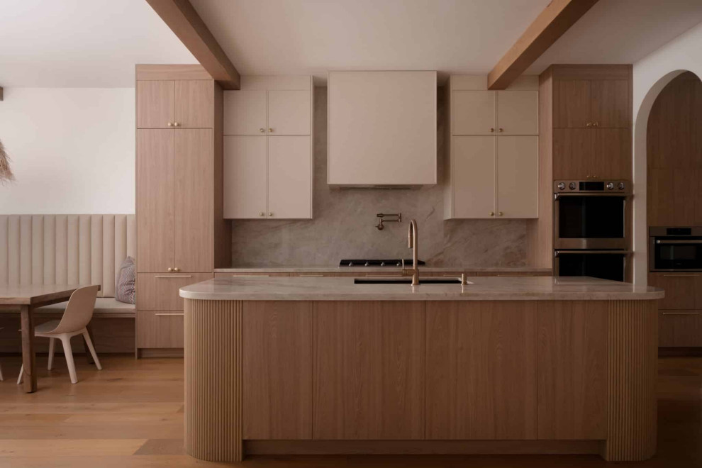 Transitional kitchen photo in Toronto