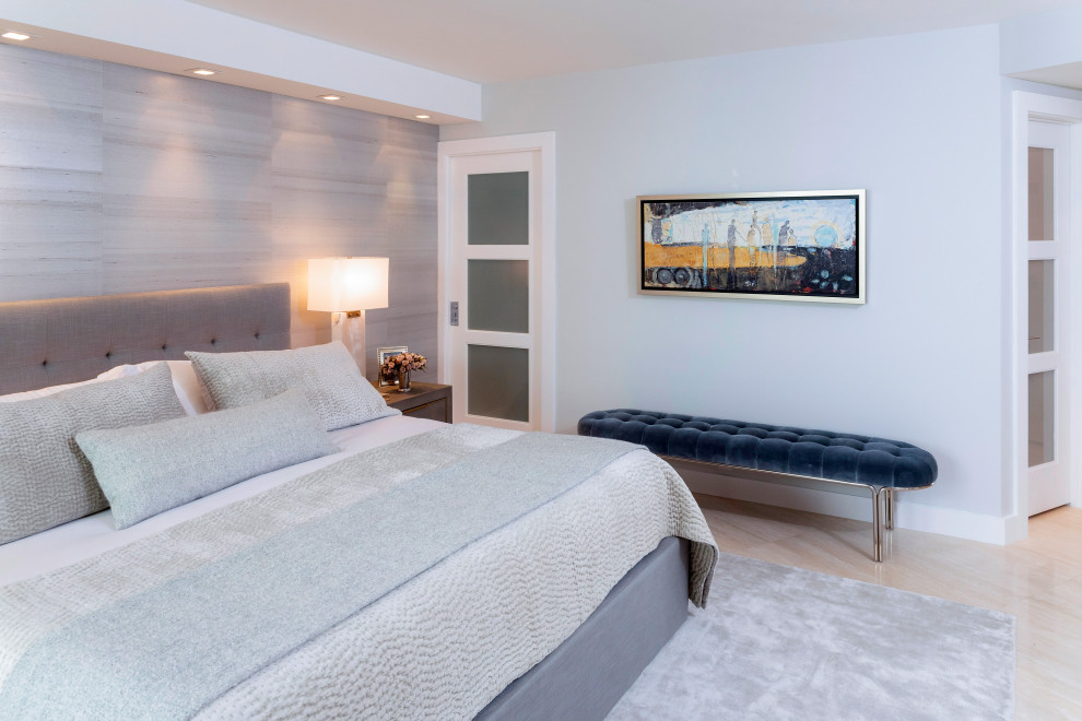 Imagen de dormitorio principal retro grande sin chimenea con paredes grises, suelo de mármol, marco de chimenea de ladrillo y suelo beige
