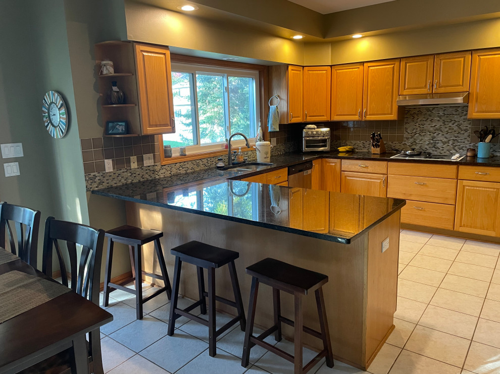 Kitchen - transitional kitchen idea