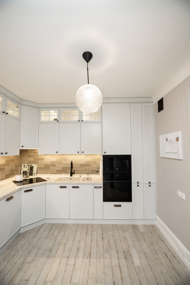 Светлая кухня с деревянными элементами