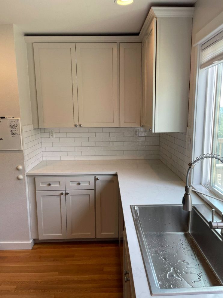 Kitchen - transitional kitchen idea in Seattle