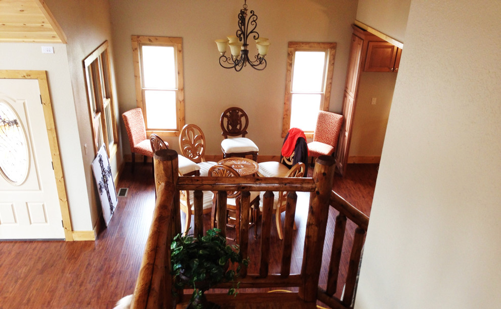 Mid-sized mountain style wooden l-shaped staircase photo with wooden risers