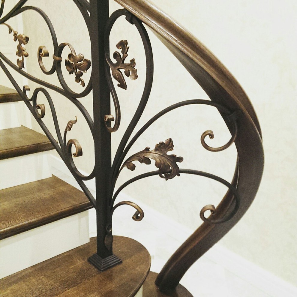 Лестница с ковкой на металлокаркасе