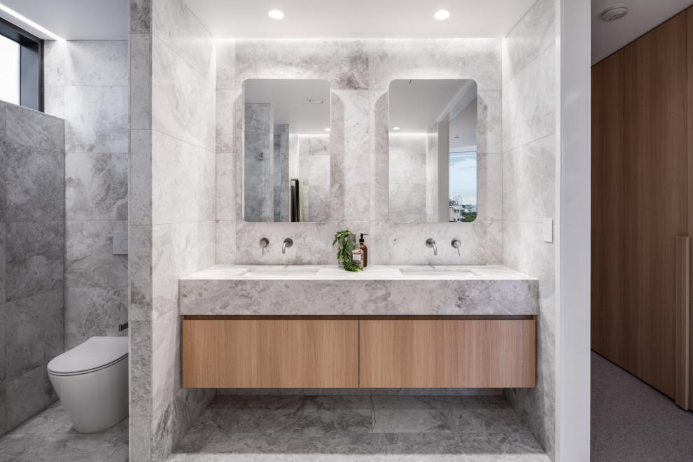 Photo of a contemporary bathroom in Gold Coast - Tweed.