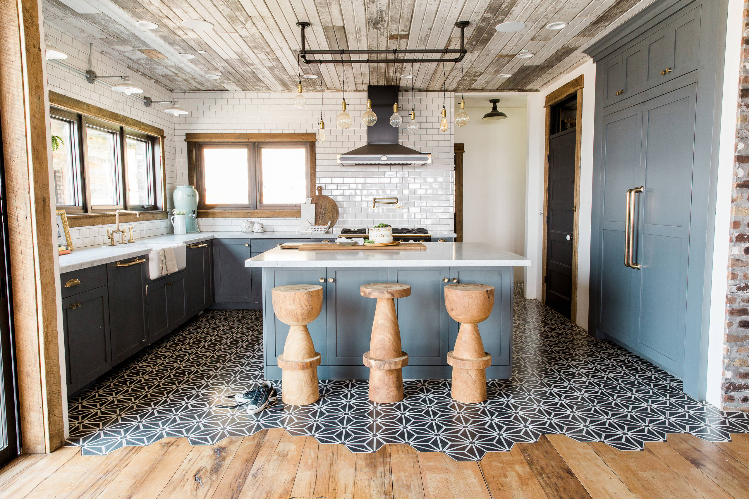 Kitchen of the Week: Hardworking Style Holds Up to a Busy Family, image size:2560x1706