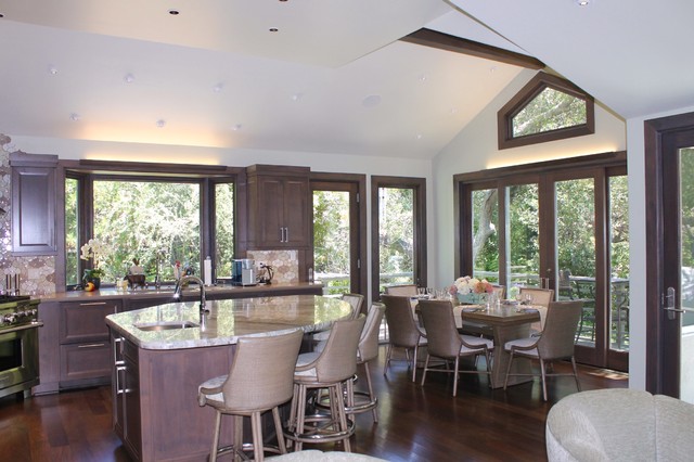 Transitional kitchen and dining area klassisch-modern-kueche
