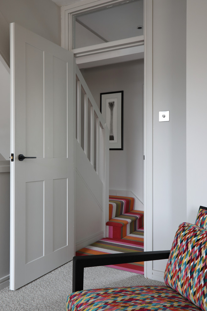 На фото: гостиная комната среднего размера в современном стиле с ковровым покрытием