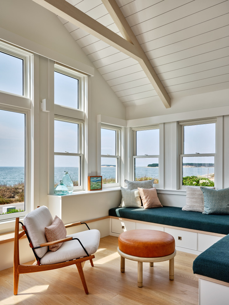 На фото: маленькая открытая гостиная комната в морском стиле с белыми стенами, светлым паркетным полом, скрытым телевизором, бежевым полом, балками на потолке и деревянными стенами для на участке и в саду