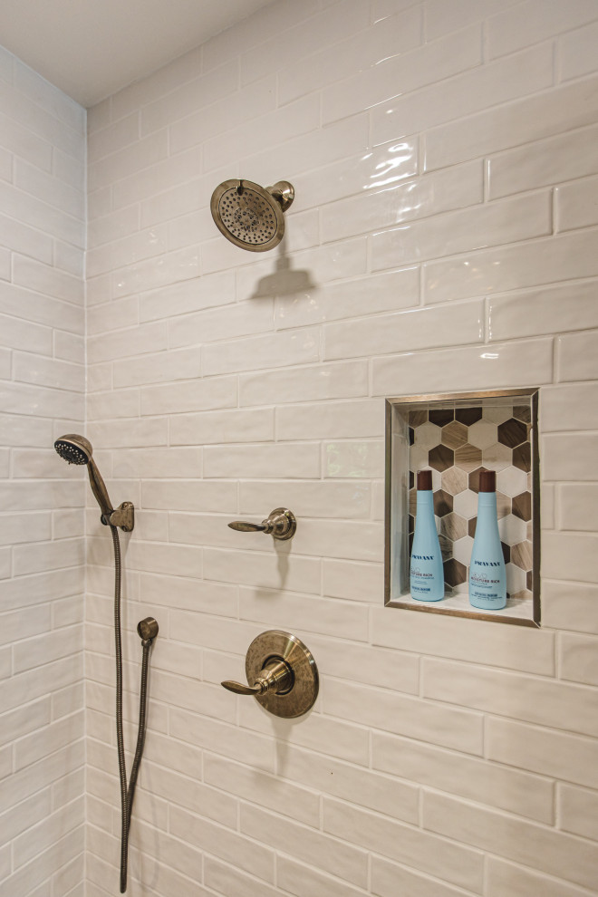На фото: главная ванная комната среднего размера в стиле кантри с фасадами в стиле шейкер, коричневыми фасадами, накладной ванной, открытым душем, унитазом-моноблоком, коричневой плиткой, плиткой под дерево, коричневыми стенами, полом из керамической плитки, врезной раковиной, столешницей из искусственного кварца, разноцветным полом, открытым душем, белой столешницей, сиденьем для душа, тумбой под две раковины, встроенной тумбой и стенами из вагонки с