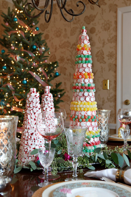 Christmas decorating traditional-dining-room