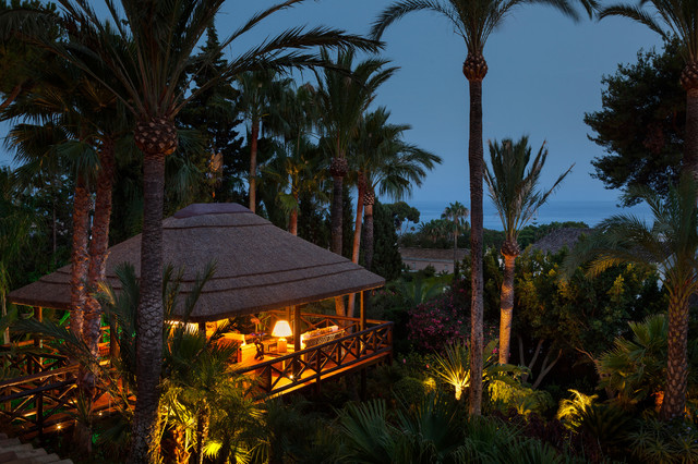 Mediterranean Residential exotisk-traedaeck