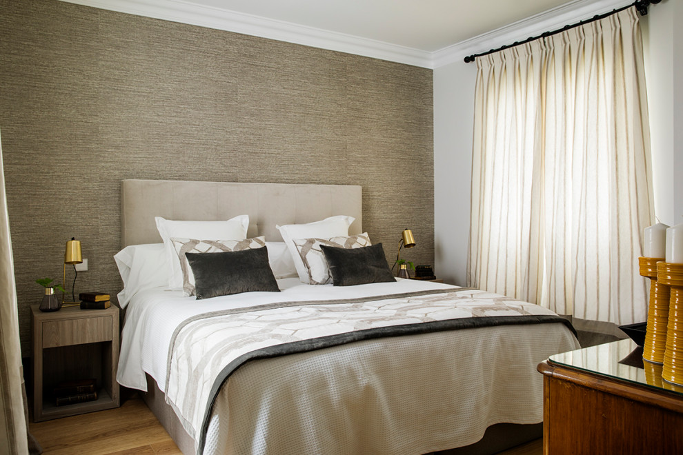 Inspiration for a contemporary bedroom in Madrid.