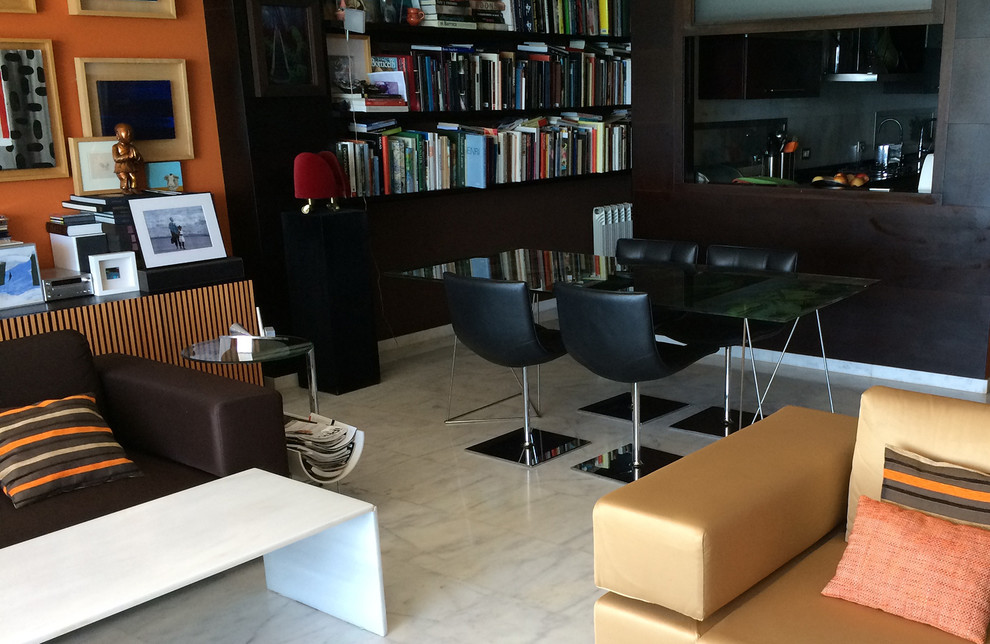 Modelo de comedor clásico renovado de tamaño medio abierto sin chimenea con paredes multicolor