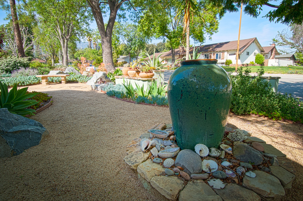 Mittelgroßer, Halbschattiger Mediterraner Vorgarten im Sommer mit Wasserspiel und Granitsplitt in Los Angeles