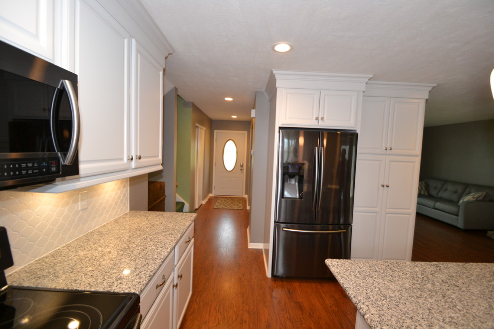 Kitchen - kitchen idea in Cleveland