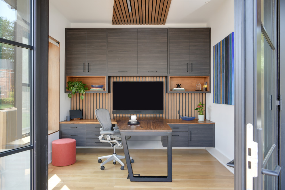 Стильный дизайн: большой кабинет в современном стиле с белыми стенами, светлым паркетным полом, встроенным рабочим столом, коричневым полом и деревянным потолком без камина - последний тренд
