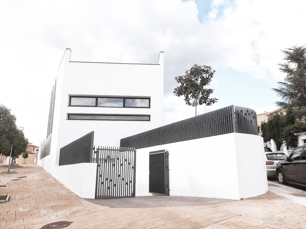 Imagen de fachada de casa blanca y blanca minimalista grande de tres plantas con revestimiento de hormigón, tejado plano y tejado de varios materiales