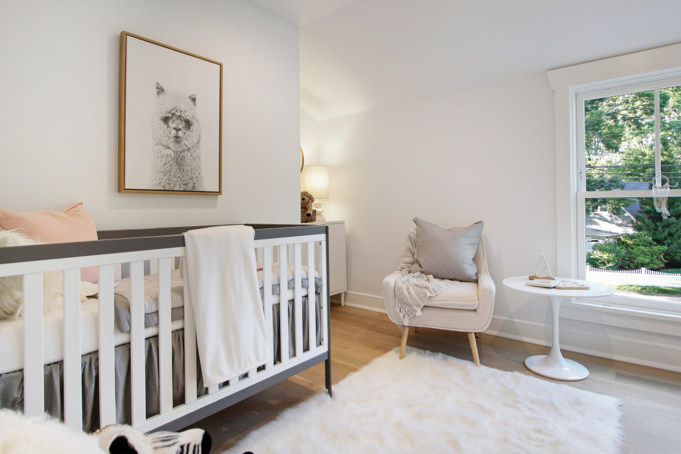 Стильный дизайн: нейтральная комната для малыша среднего размера в современном стиле с белыми стенами, светлым паркетным полом и сводчатым потолком - последний тренд