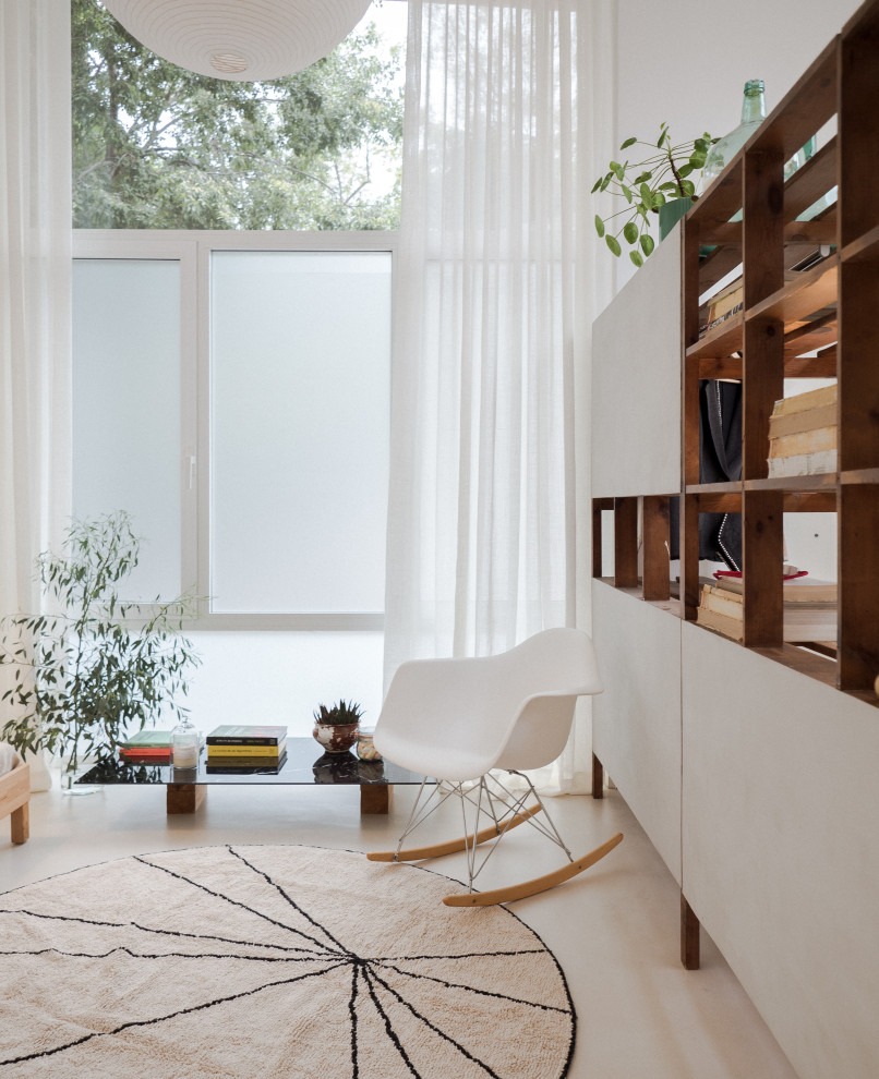 Mittelgroßes Modernes Wohnzimmer im Loft-Stil mit weißer Wandfarbe, Betonboden und grauem Boden in Barcelona