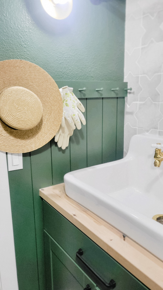 Foto de lavadero tradicional renovado pequeño con armarios estilo shaker, puertas de armario verdes, paredes blancas y machihembrado
