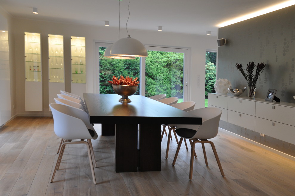 Inspiration for a mid-sized contemporary dining room in Essen with medium hardwood floors.