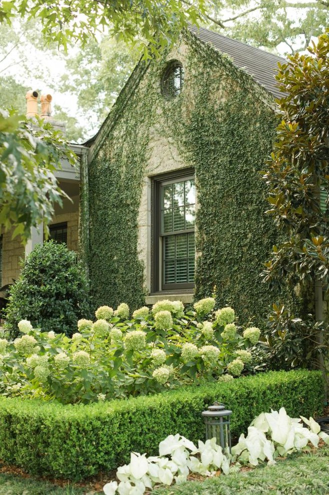 Inspiration for a mid-sized traditional front yard landscaping in Birmingham.