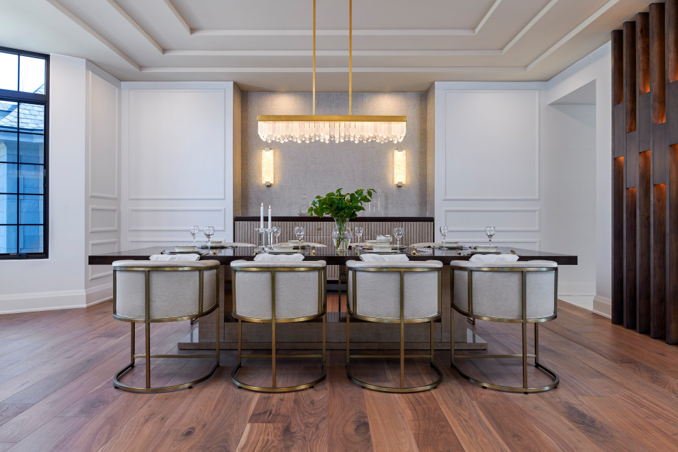Стильный дизайн: большая отдельная столовая в стиле неоклассика (современная классика) с серыми стенами, светлым паркетным полом, коричневым полом, многоуровневым потолком и обоями на стенах - последний тренд