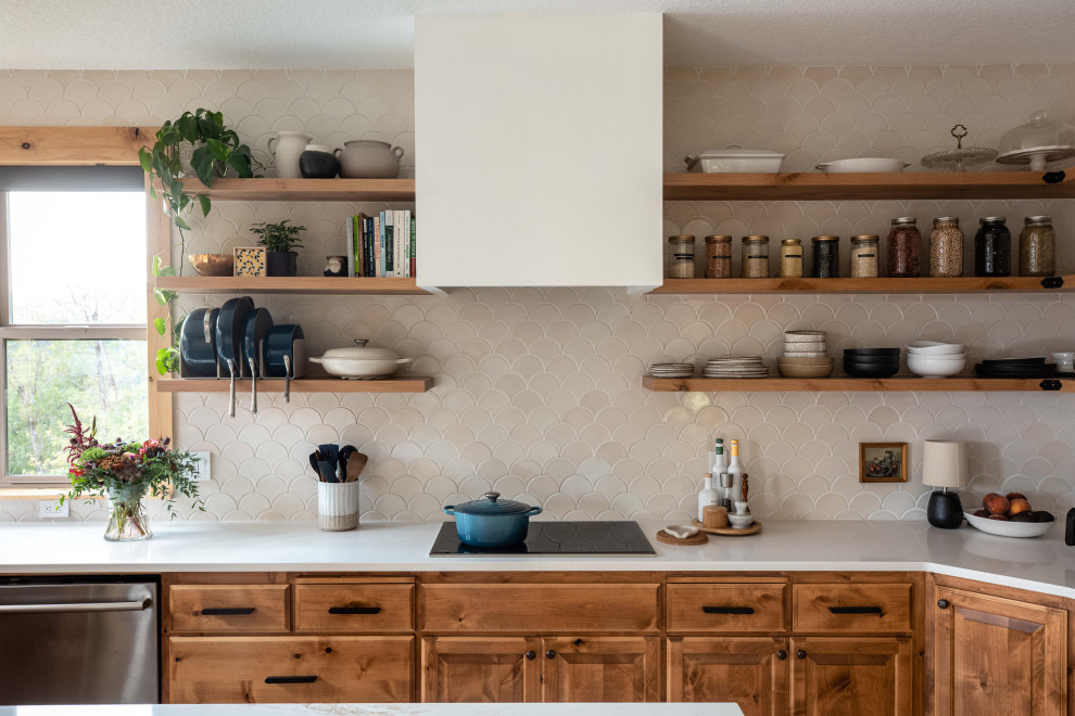 Große Country Küche mit Küchenrückwand in Weiß und Rückwand aus Keramikfliesen in Seattle