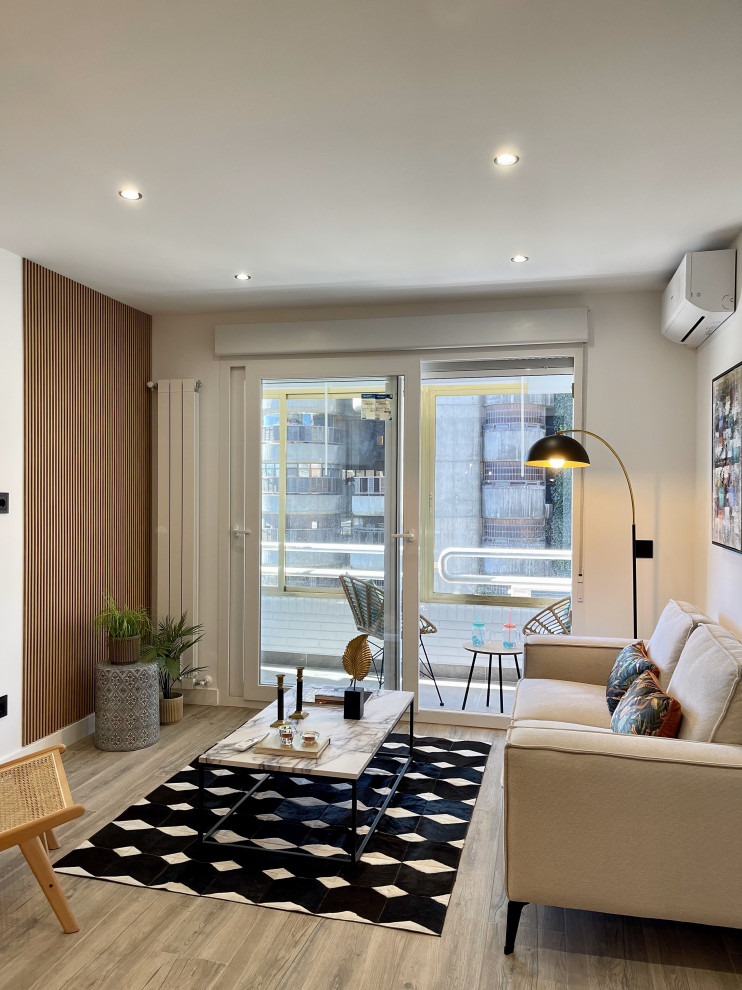 На фото: открытая гостиная комната среднего размера в стиле модернизм с коричневыми стенами, полом из керамогранита, бежевым полом, деревянным потолком, стенами из вагонки и ковром на полу без телевизора с