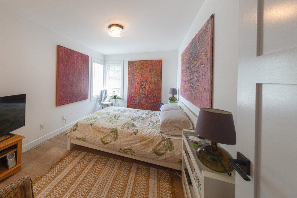Идея дизайна: хозяйская спальня среднего размера в классическом стиле с белыми стенами, светлым паркетным полом и коричневым полом без камина