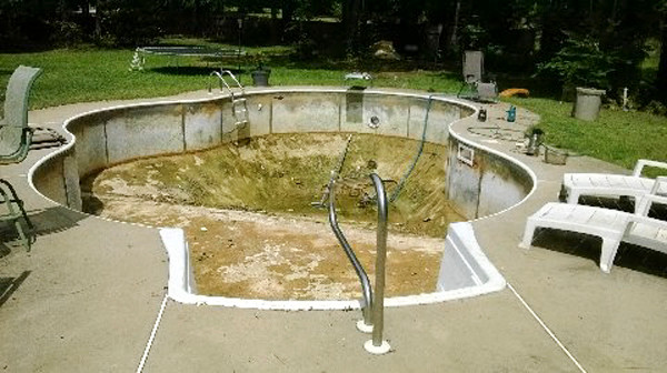 Pool - mid-sized transitional backyard concrete and custom-shaped pool idea