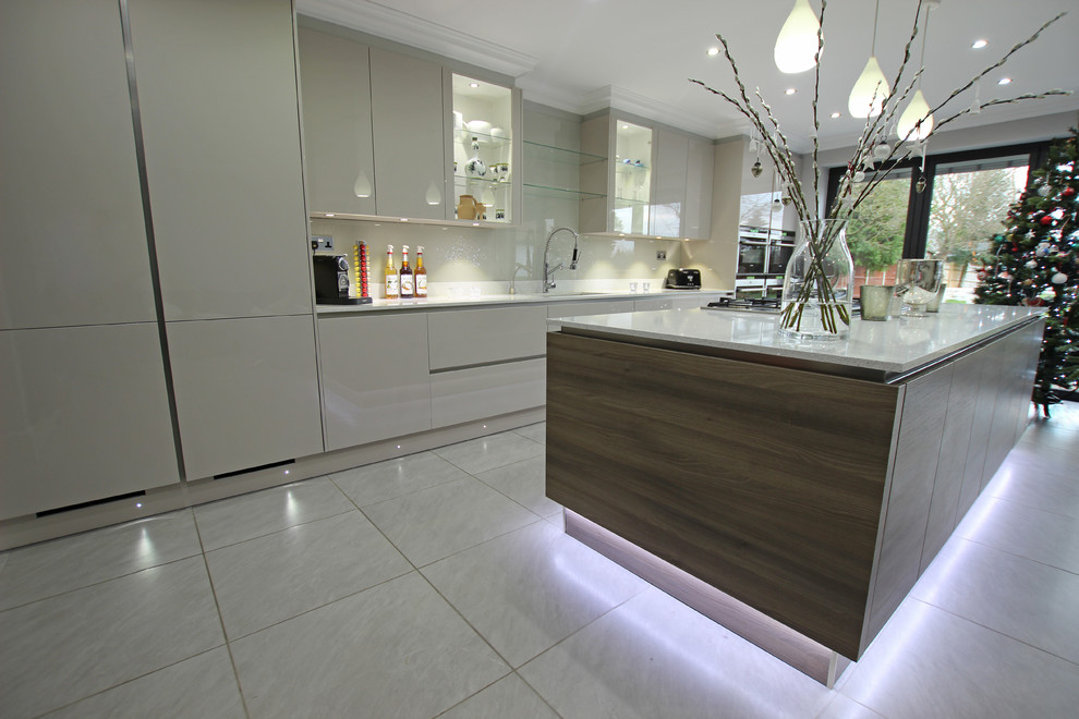 Photo of a contemporary kitchen in London with with island.