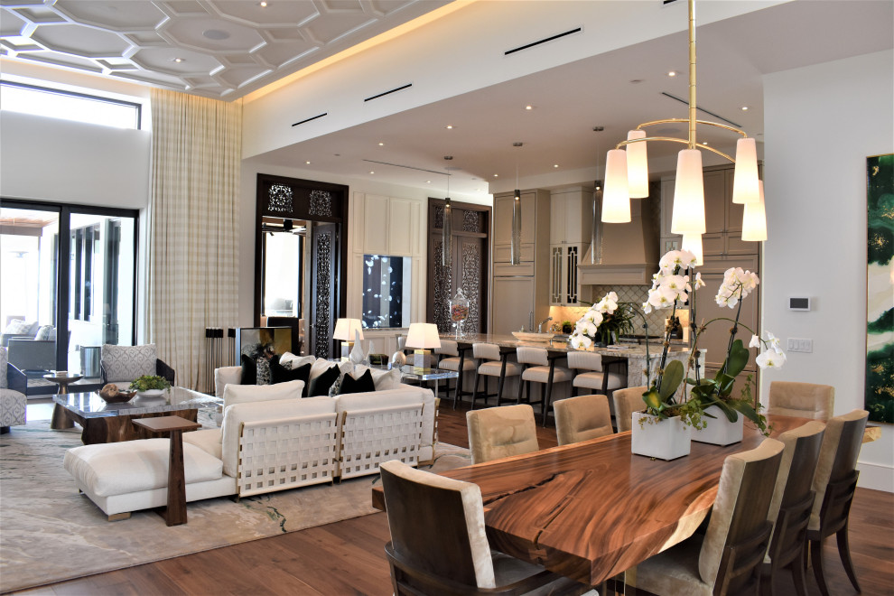 Diseño de comedor contemporáneo extra grande abierto con paredes blancas, suelo de madera en tonos medios, suelo marrón y bandeja