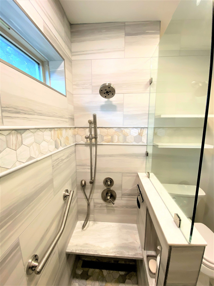 Transitional home design photo in Dallas
