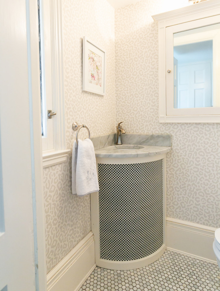 Imagen de aseo a medida tradicional renovado pequeño con paredes grises, suelo de mármol, lavabo integrado, encimera de mármol, encimeras grises y papel pintado
