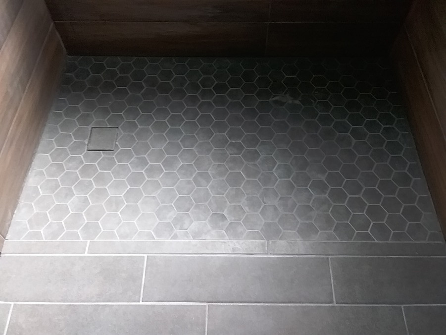 Esempio di una stanza da bagno con pavimento in gres porcellanato e pavimento nero