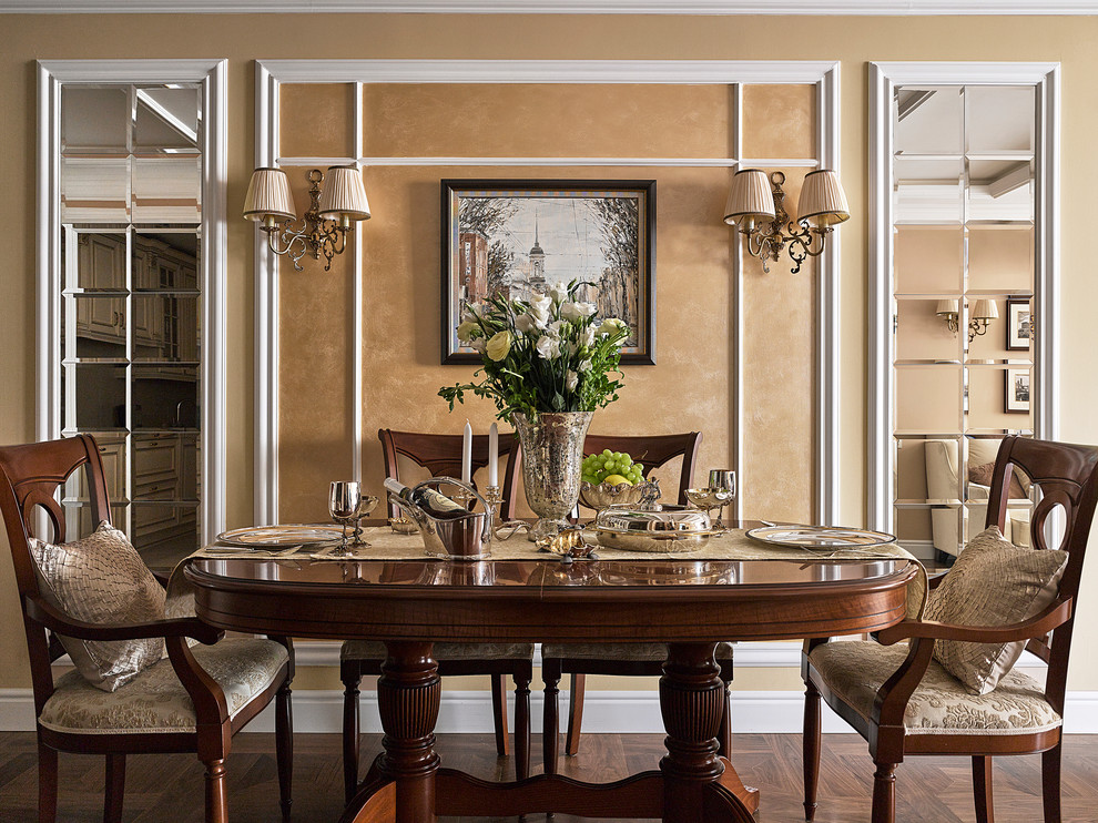 Cette image montre une salle à manger ouverte sur le salon avec parquet foncé et un sol marron.