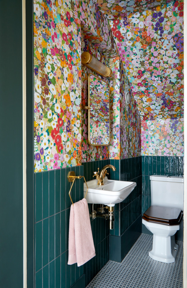 Kleine Klassische Gästetoilette mit Toilette mit Aufsatzspülkasten, blauen Fliesen, Keramikfliesen, Keramikboden, Wandwaschbecken und Tapetenwänden in London
