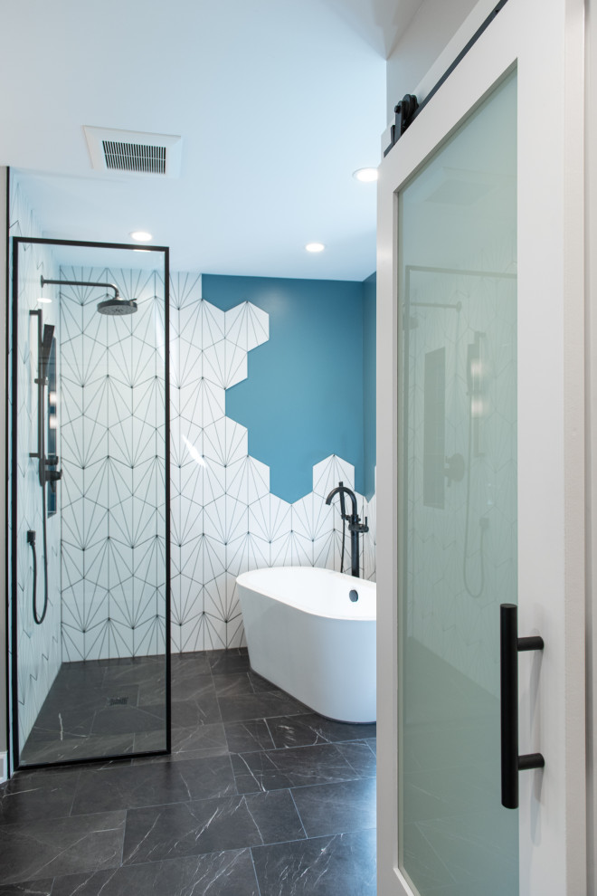 Источник вдохновения для домашнего уюта: большая главная ванная комната в стиле неоклассика (современная классика) с фасадами в стиле шейкер, светлыми деревянными фасадами, отдельно стоящей ванной, душевой комнатой, унитазом-моноблоком, белой плиткой, керамогранитной плиткой, синими стенами, полом из керамогранита, врезной раковиной, столешницей из искусственного кварца, черным полом, открытым душем, белой столешницей, нишей, тумбой под две раковины и напольной тумбой