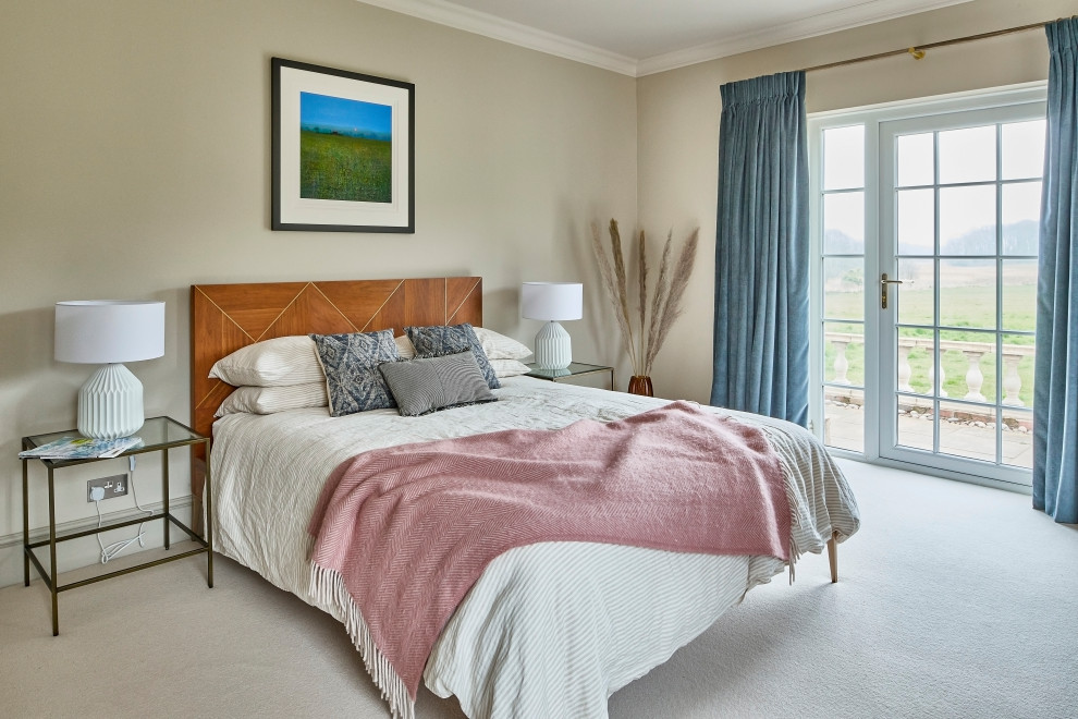 Пример оригинального дизайна: большая гостевая спальня (комната для гостей) в стиле ретро с бежевыми стенами, ковровым покрытием и бежевым полом без камина