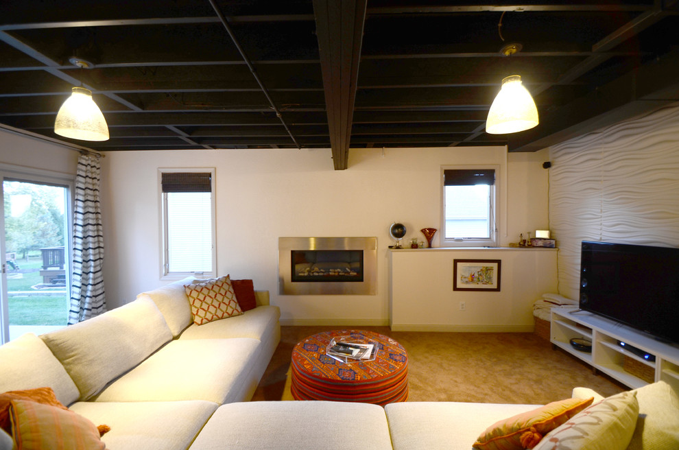 Example of a transitional home design design in Chicago