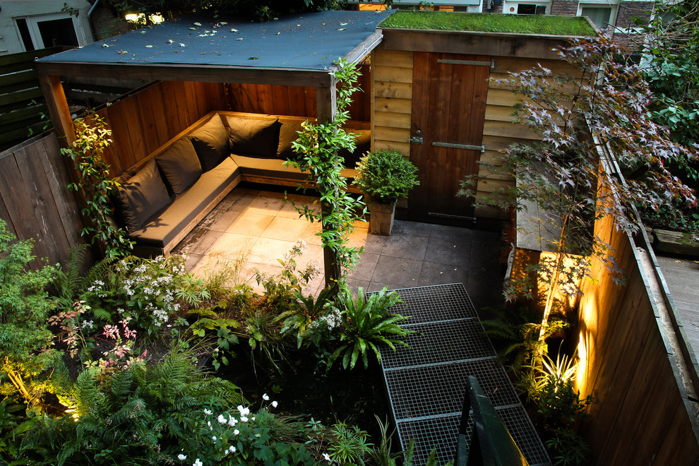 Design ideas for a small contemporary backyard patio in Amsterdam.