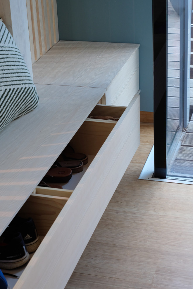 Multifunktionaler, Mittelgroßer Nordischer Fitnessraum mit braunem Boden in München