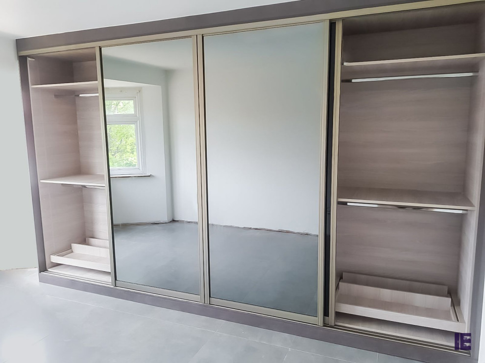 Стильный дизайн: большой встроенный шкаф в стиле модернизм с стеклянными фасадами и серыми фасадами - последний тренд