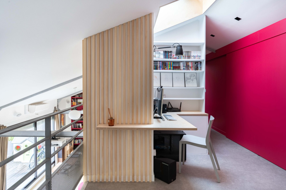 Idéer för ett litet industriellt hemmabibliotek, med vita väggar, linoleumgolv, ett inbyggt skrivbord och grått golv