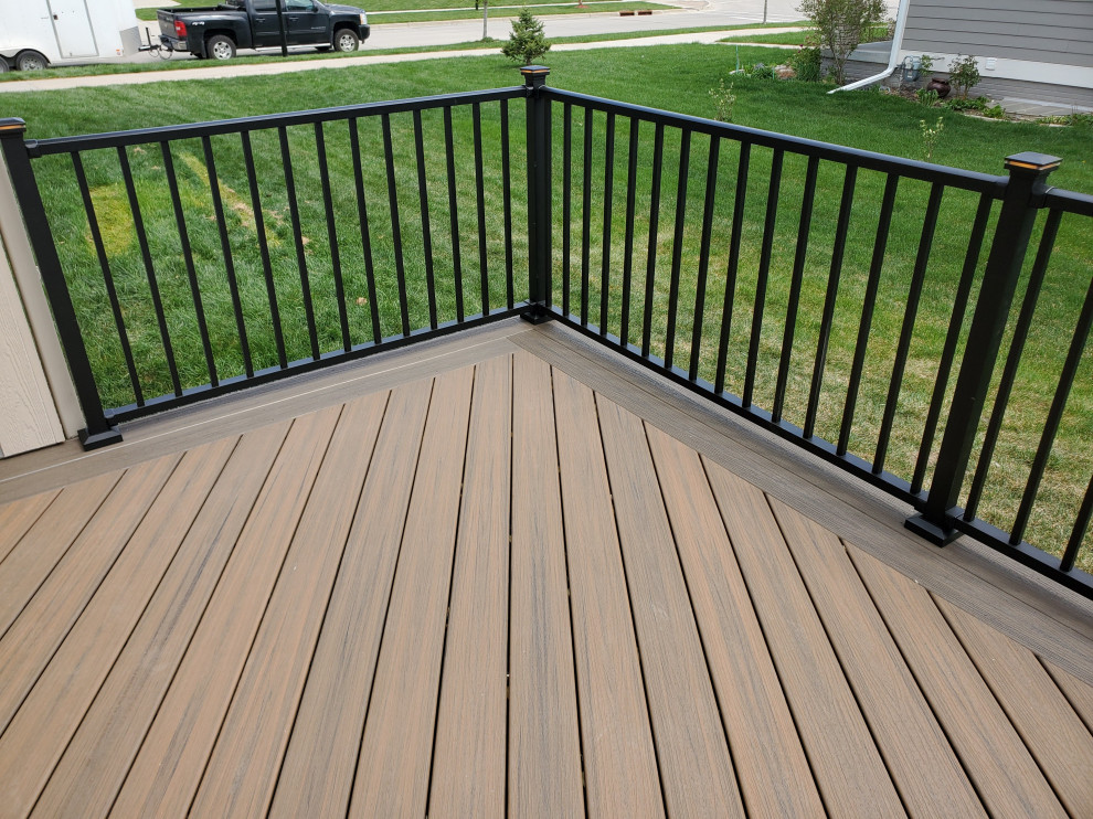 Inspiration for a large courtyard ground level metal railing deck remodel in Other with no cover