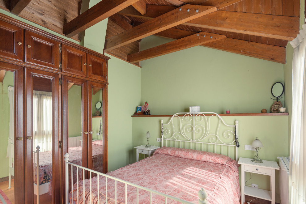 Diseño de dormitorio rústico con paredes verdes y vigas vistas