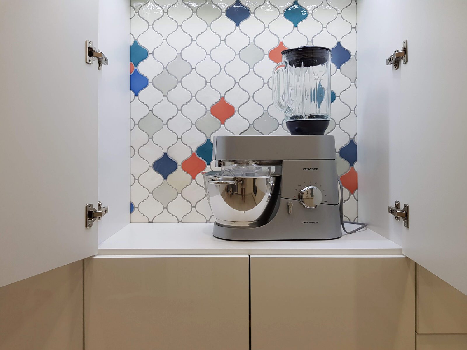 Бабушкина ваза на белой кухне