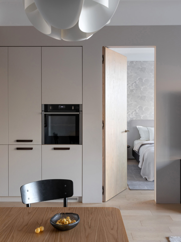 Белая кухня нестандартного размещения